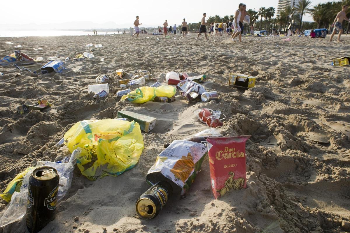 Consecuencias del paso de los jóvenes por las playas de Salou.