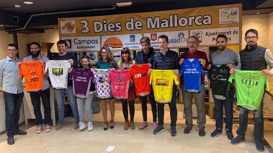 Los organizadores y patrocinadores de los Tres Días de Mallorca muestran los maillots de la prueba.