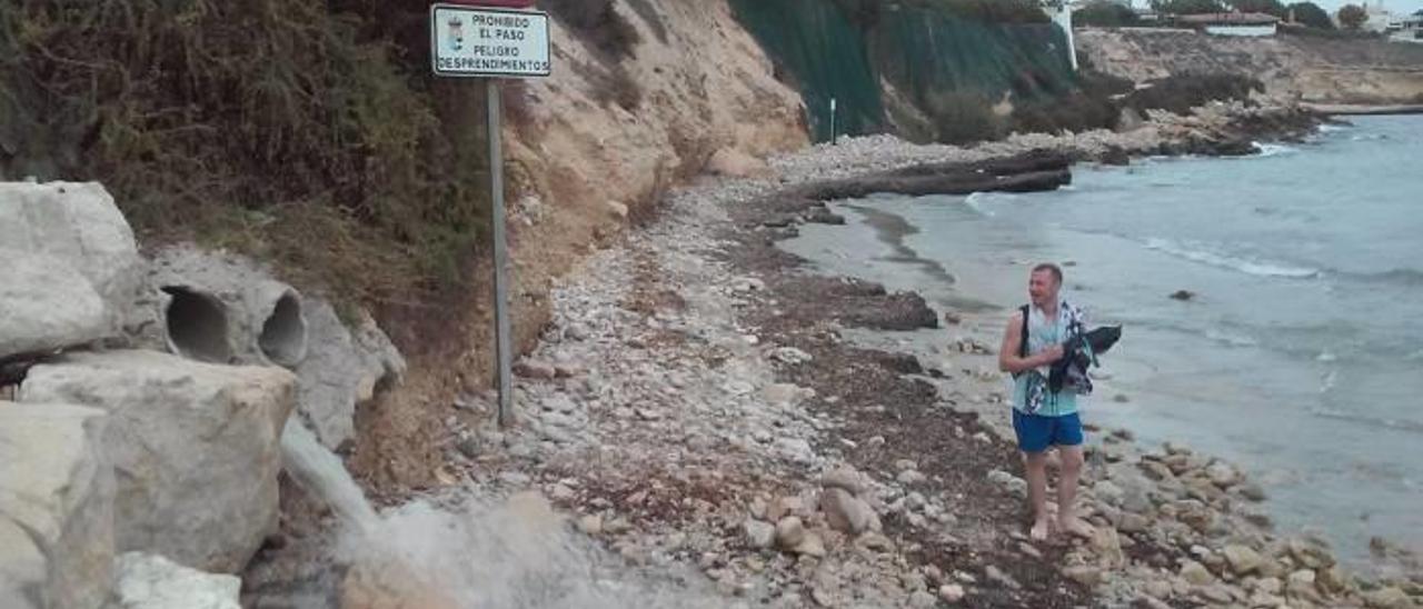 Denuncian la apertura de la playa de la Almadrava tras un vertido de agua residual