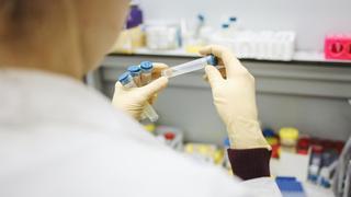 Moderna prevé tener lista su vacuna contra el cáncer para "finales de la década"