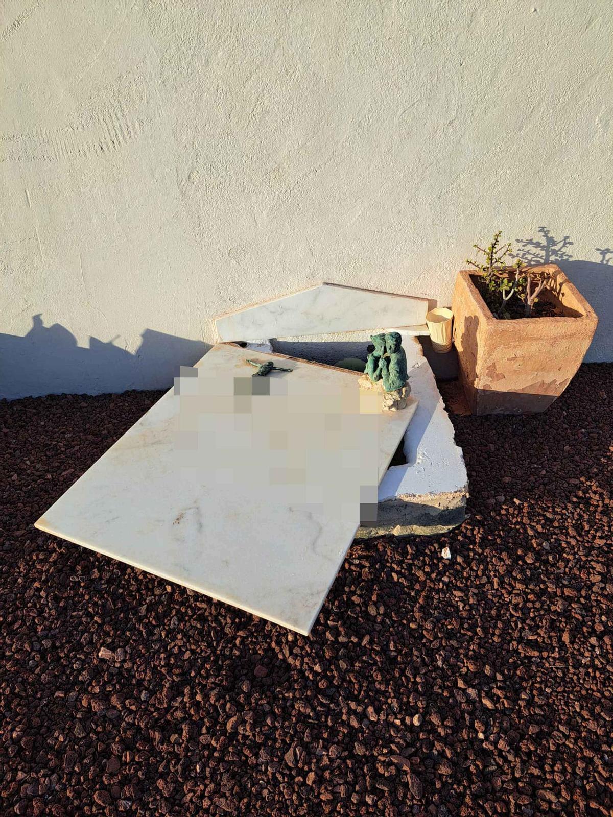 Lápidas levantadas y nichos destrozados por vandalismo en el cementerio de Tabarca