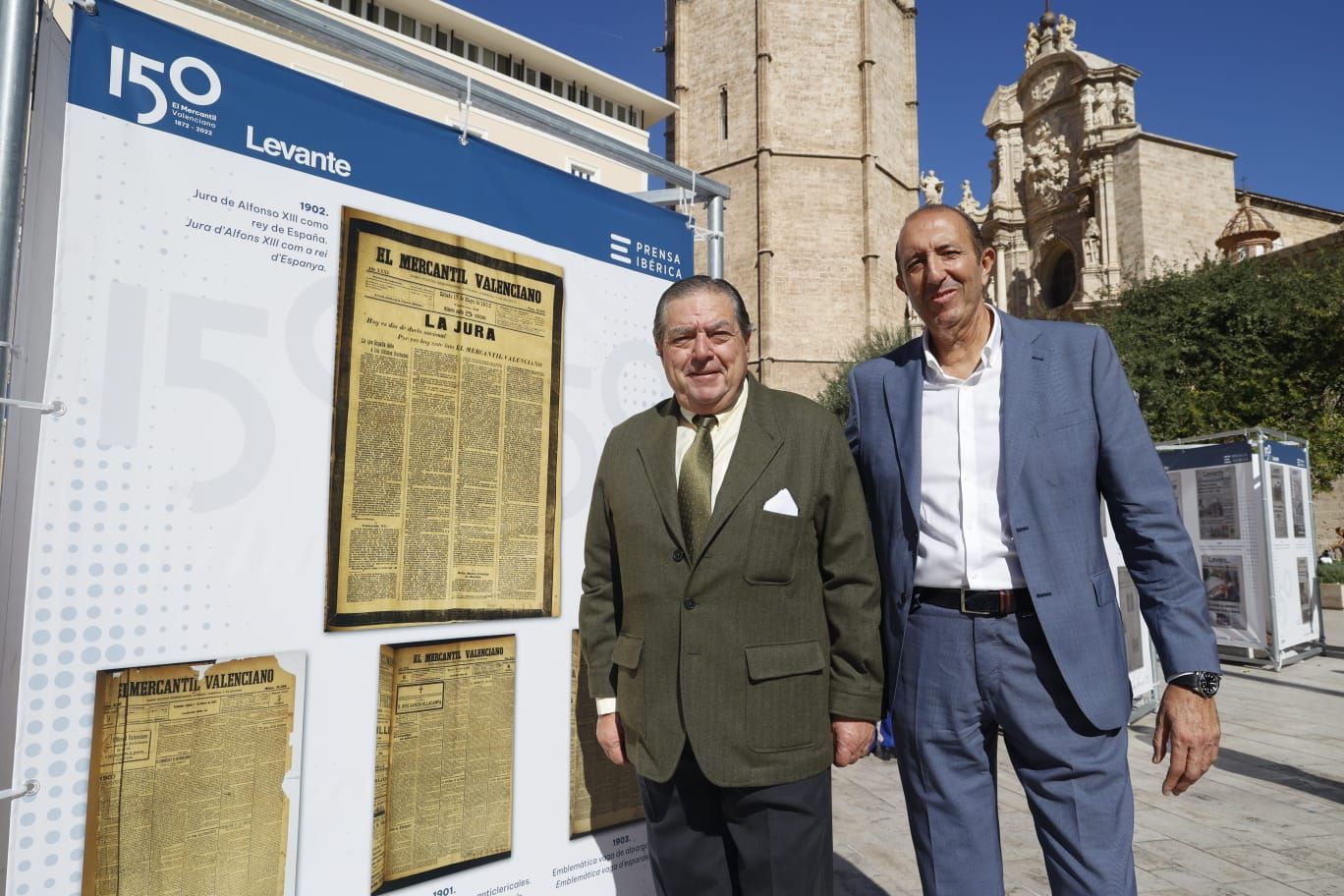 Levante-EMV expone 150 portadas para la historia en la plaza de la Reina