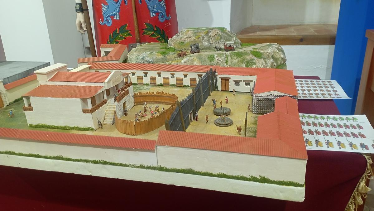 Maqueta del 'ludus', la escuela de entrenamiento de gladiadores, copia de la película 'Espartaco'.