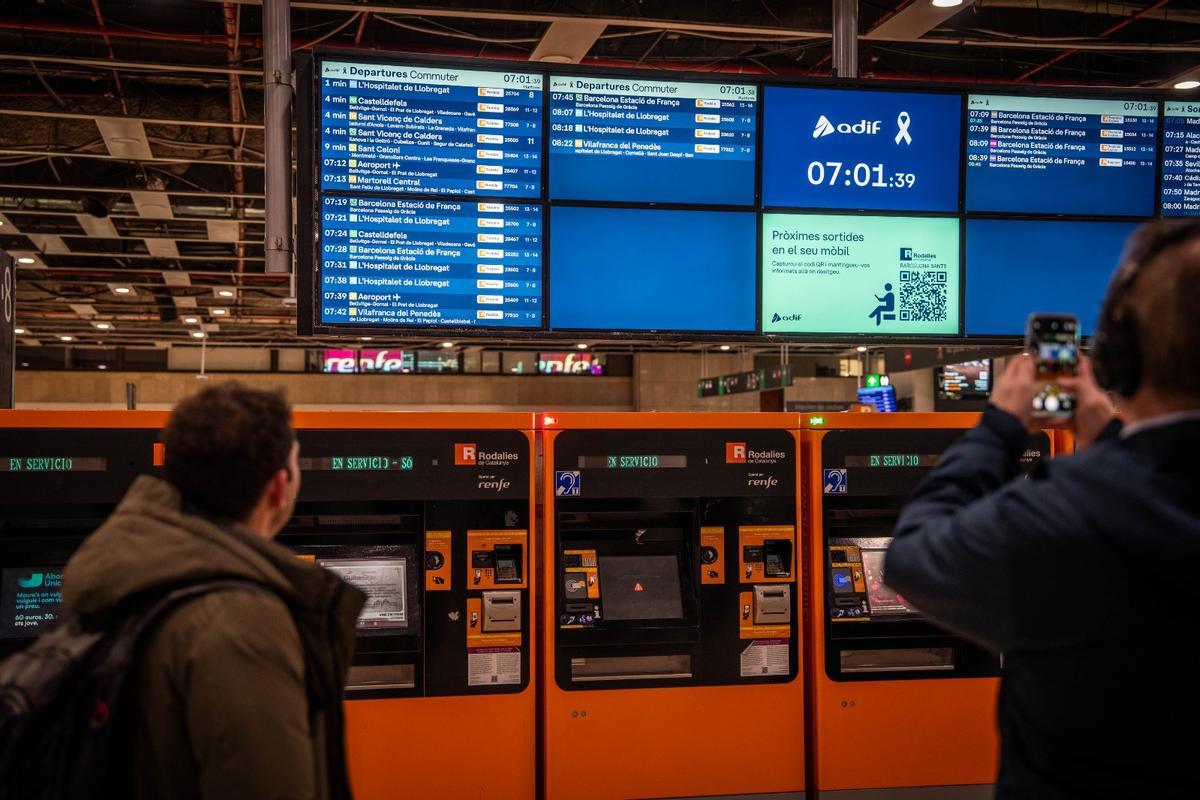 La estación de Sants, a primera hora de la mañana, el día del restablecimiento del servicio de Rodalies en Catalunya