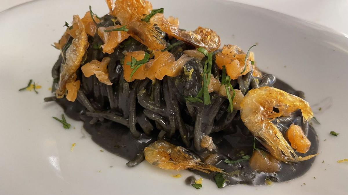 Spaghetti con nero de sepia y gamba cristal