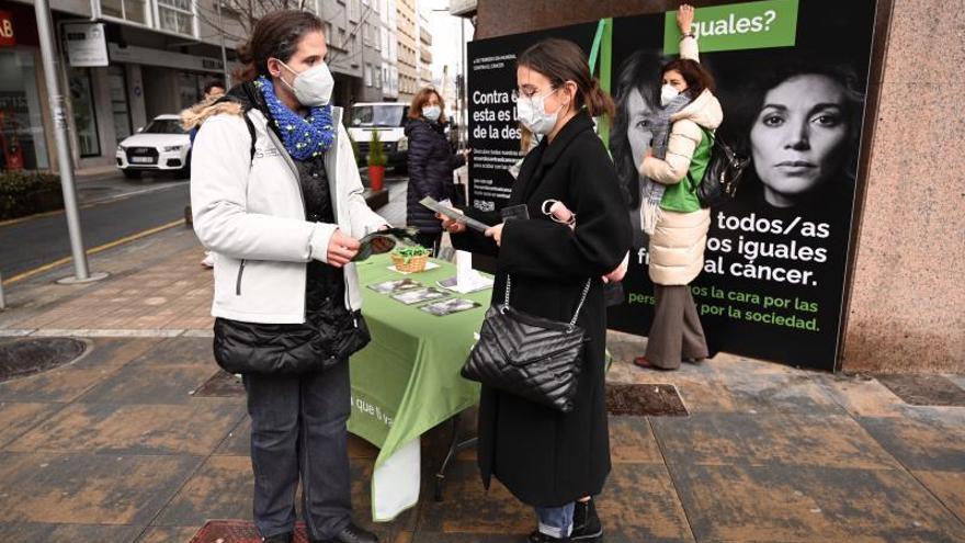 Las voluntarias de la AECC buscaban concienciar sobre la desigualdad ante el cáncer.   | // RAFA VÁZQUEZ