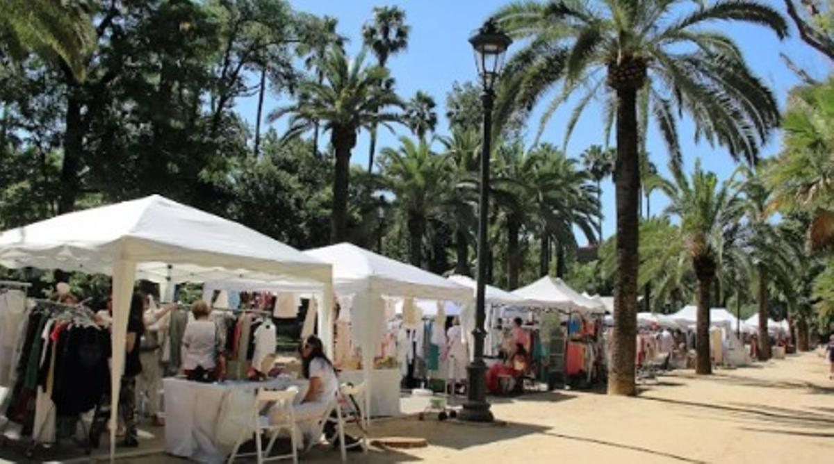 Puesto de artesano en el Parque de María Luisa, un plan perfecto cada tercer domingo del mes.
