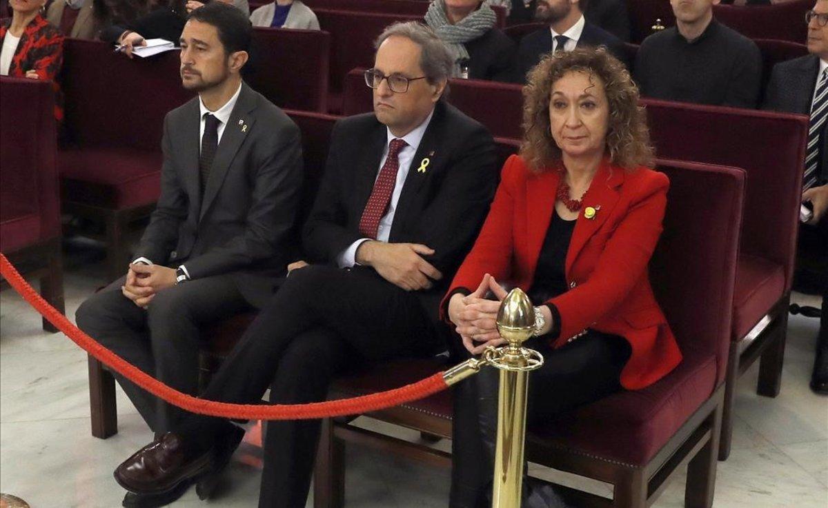 Quim Torra, entre Damià Calvet y Esther Capella.