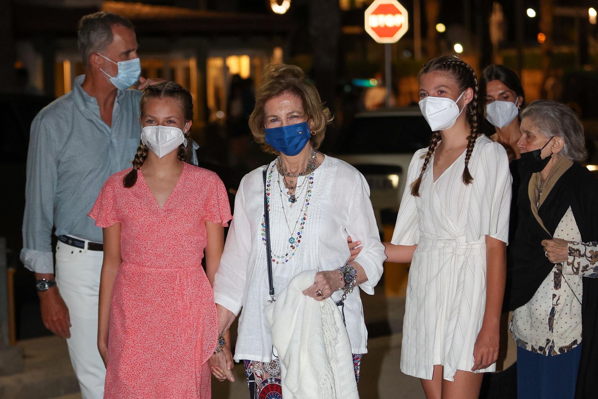 La reina Sofía reaparece en Palma de la mano de sus nietas en una cena de la Familia Real