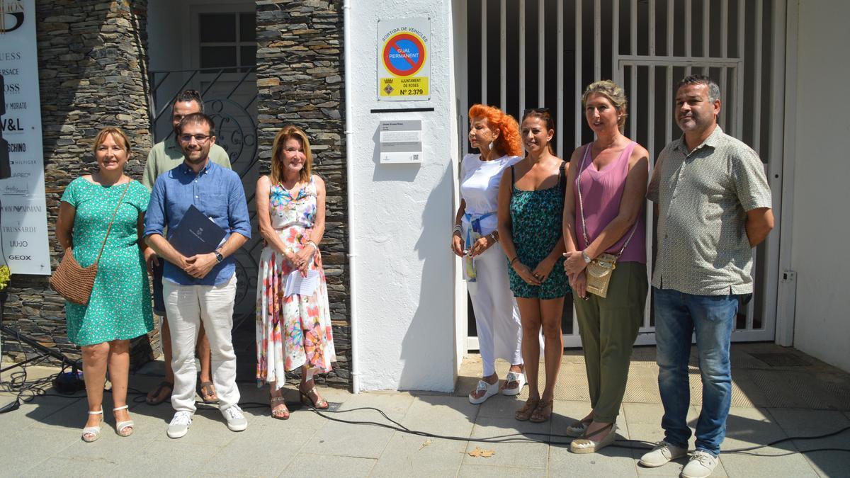 La família Vicens Vives amb els representants municipals