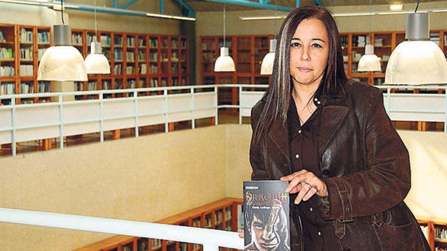 Elena Gallego, onte, coa súa obra na biblioteca municipal de Cangas.  // Gonzalo Núñez