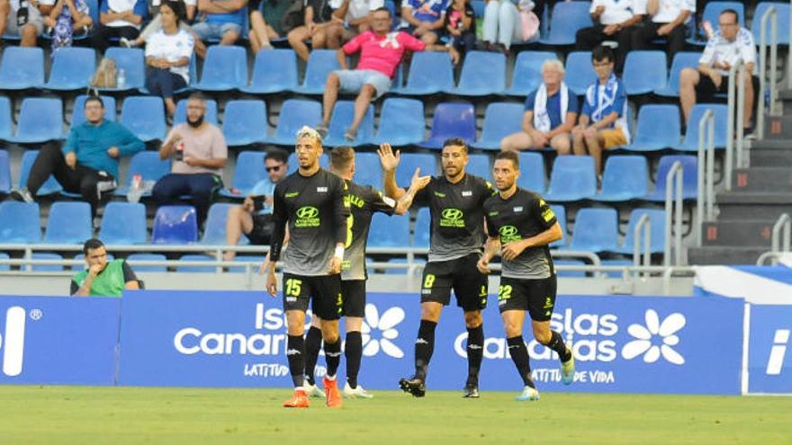 Zarfino, felicitado por sus compañeros tras el gol que marcó en el Heliodoro en el triunfo del Extremadura en 2019.