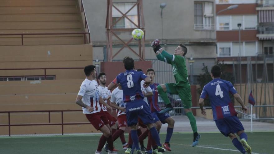 El meta Fluixà sostuvo al Eldense en Alzira.