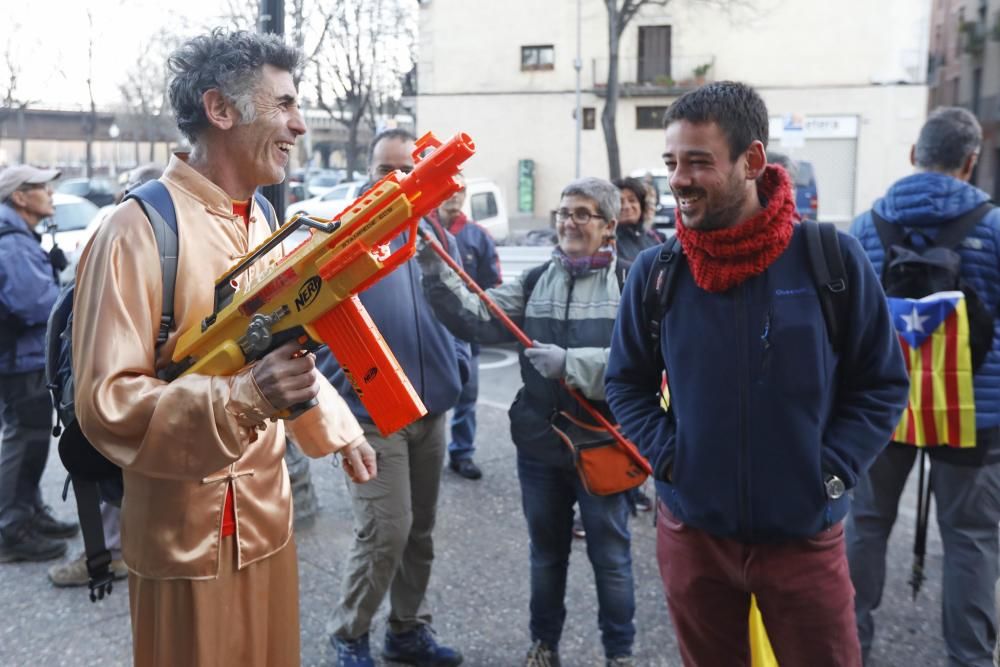 Pujada al castell de Sant Miquel per protestar contra les maniobres convocades per l exercit.