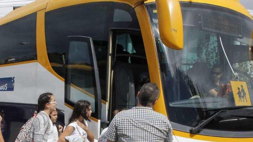 Escolares de Moaña cogen el bus en el colegio de Reibón. // S.A.