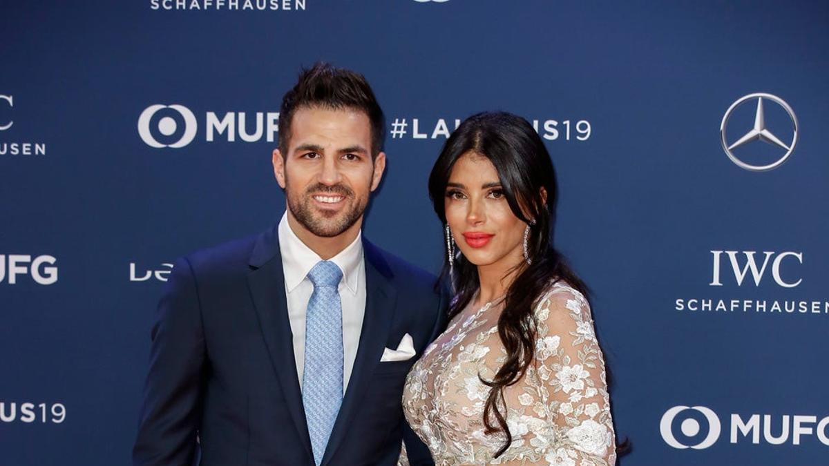 Daniella Semaan y Cesc Fábregas se dan el lote en la alfombra roja