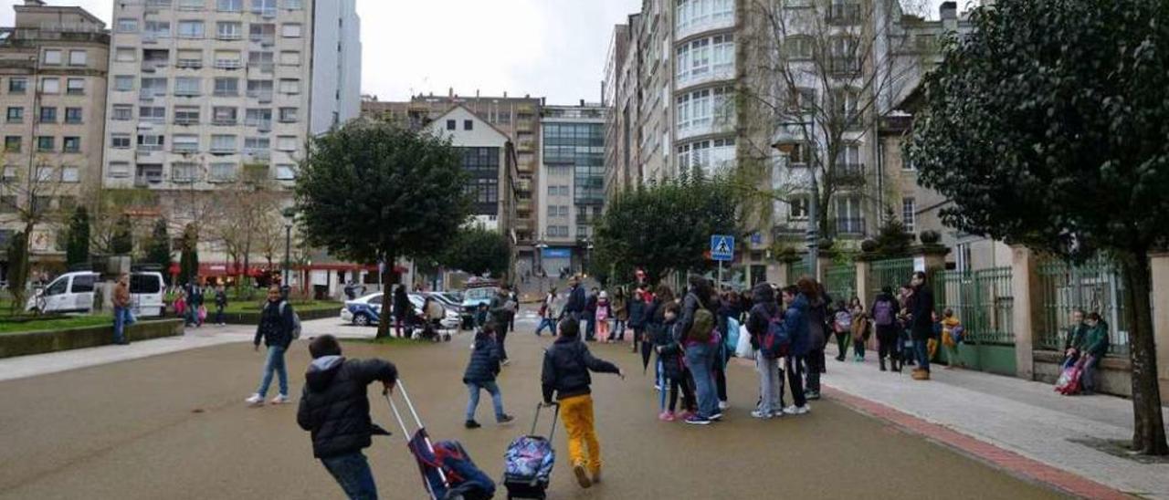 Alumnos del colegio Barcelos, en la nueva zona peatonal ante el centro. // G. Santos