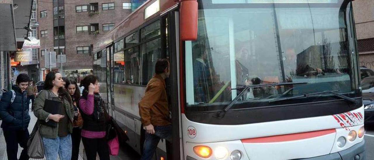 Pasajeros suben a un autobús de la línea a Monte Porreiro. // Rafa Vázquez