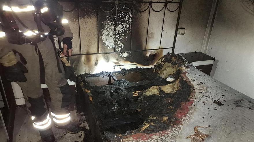 Llevan al hospital a una joven en Ourense tras incendiarse un colchón: la posible causa, la batería del móvil