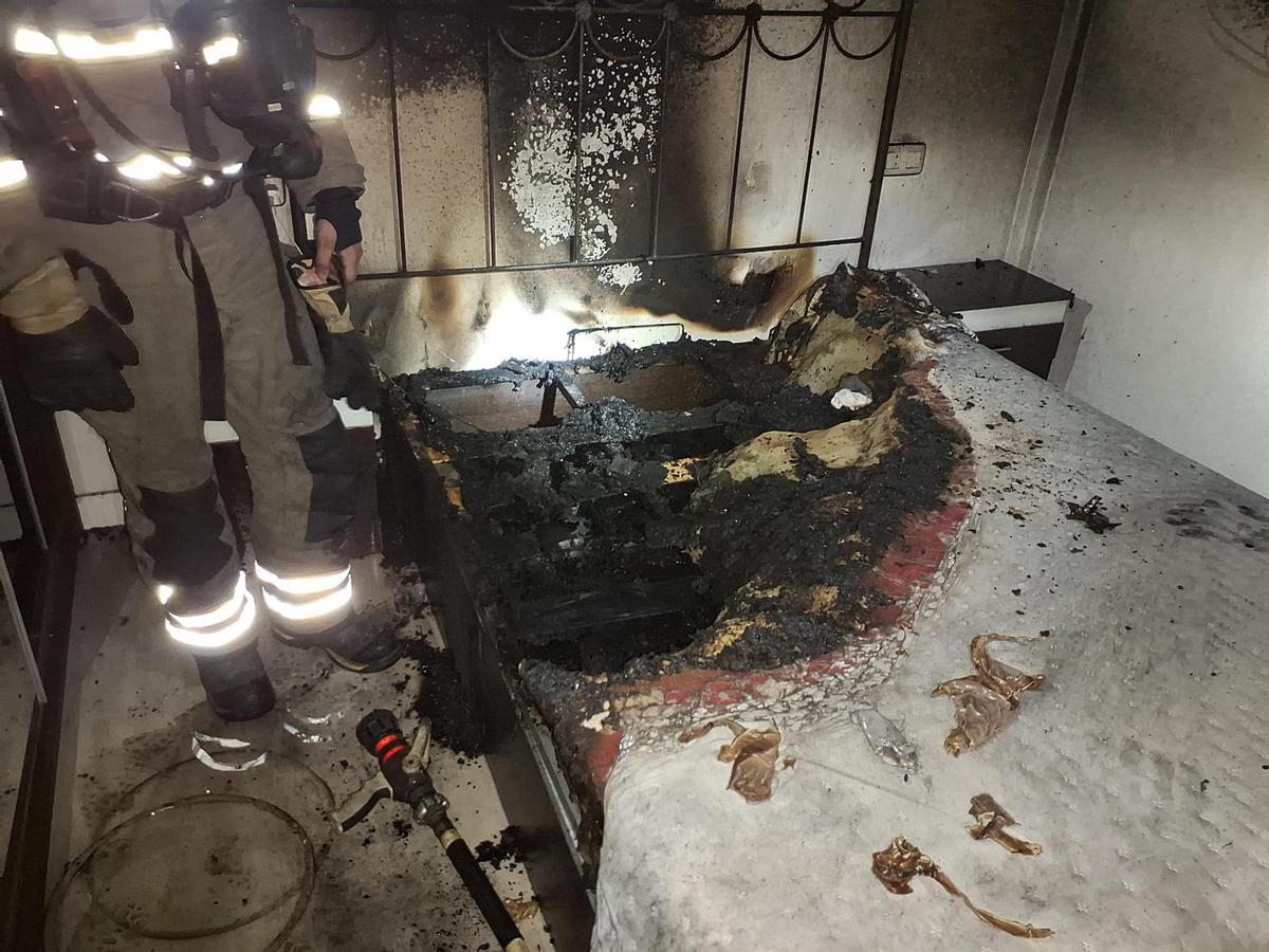 Así quedaron el colchón y el dormitorio tras el incendio presuntamente causado por la batería de un móvil.