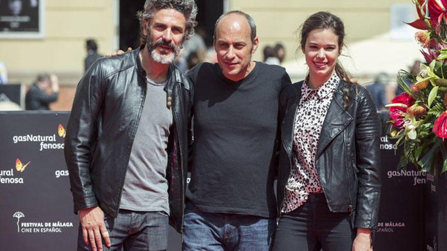 El director argentino Martín Hodara con Leonardo Sbaraglia y Laia Costa, tras presentar su película &#039;Nieve negra&#039;.