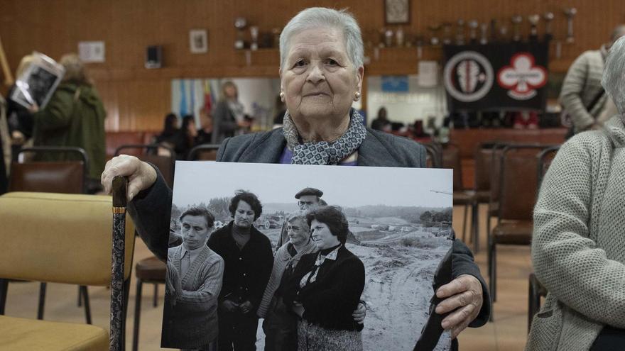 Carmen Seijo posa coa foto na que aparece retratada durante a revolta de Guísamo contra as obras da AP-9