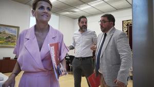 La socialista María Chivite, el secretario de Organización del PSN, Ramón Alzórriz y el presidente del Parlamento de Navarra, Unai Hualde tras la firma de la aceptación de la socialista como candidata a la investidura como presidenta del Gobierno de Navar