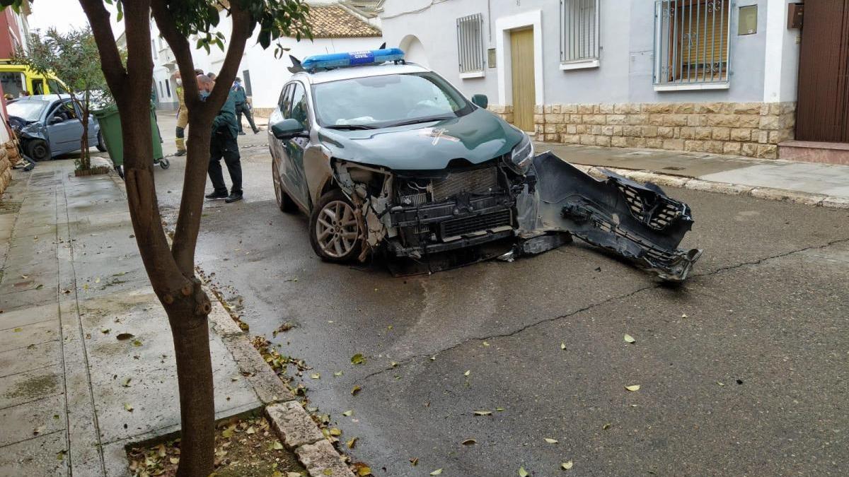 Tres heridos al colisionar una patrulla de la Guardia Civil con un turismo