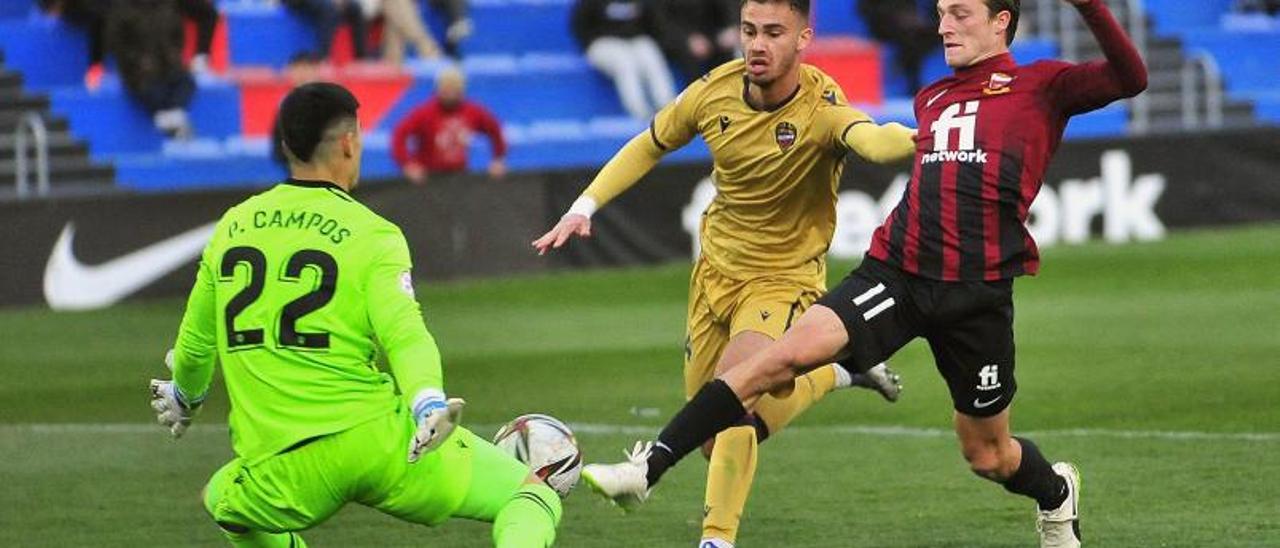 Pablo intenta batir al meta del Atlético Levante durante el encuentro disputado en el Pepico Amat. | MATÍAS SEGARRA