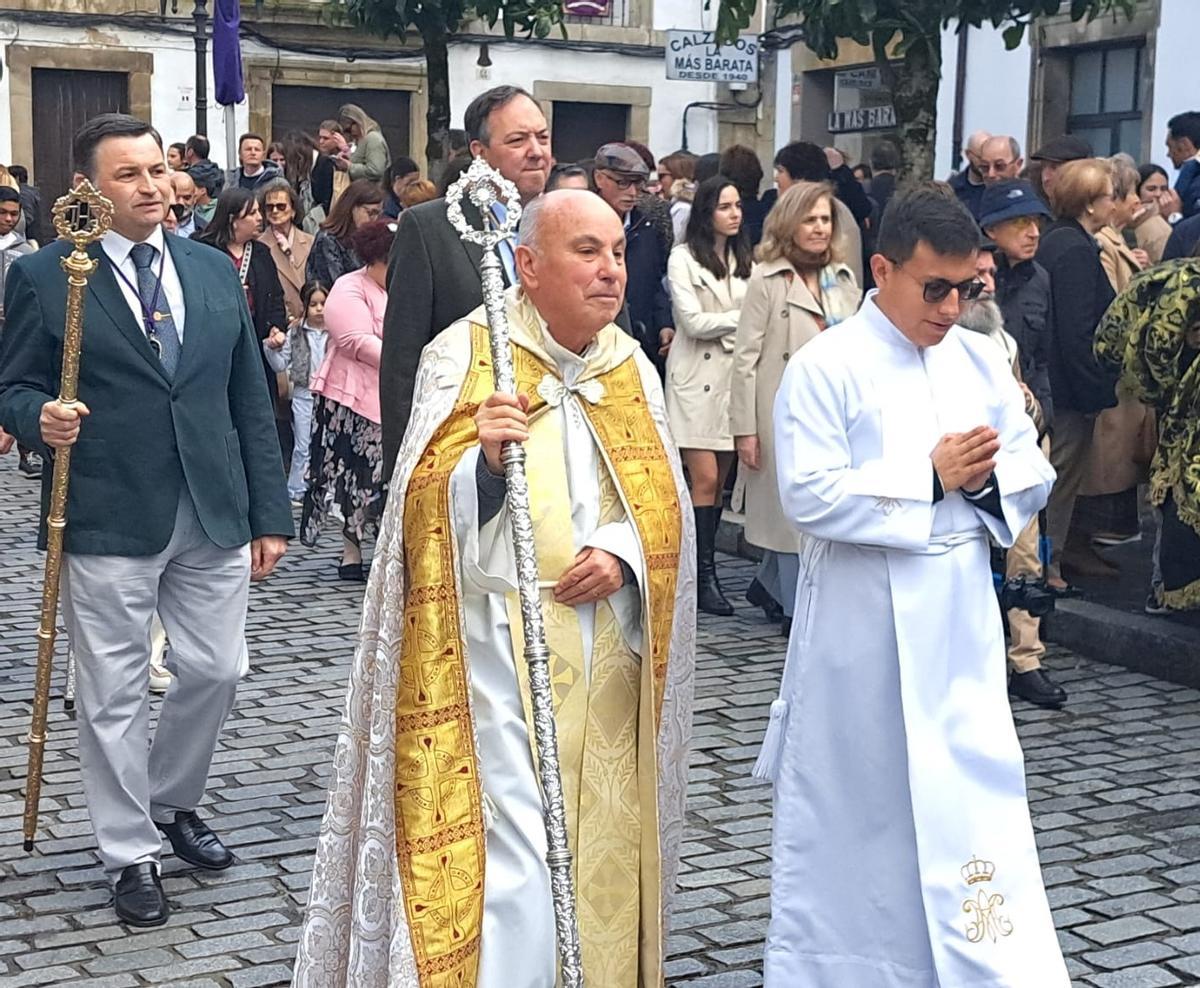 Perales, a la derecha, con el párroco de Villaviciosa, Gonzalo José Suárez, durante una procesión.