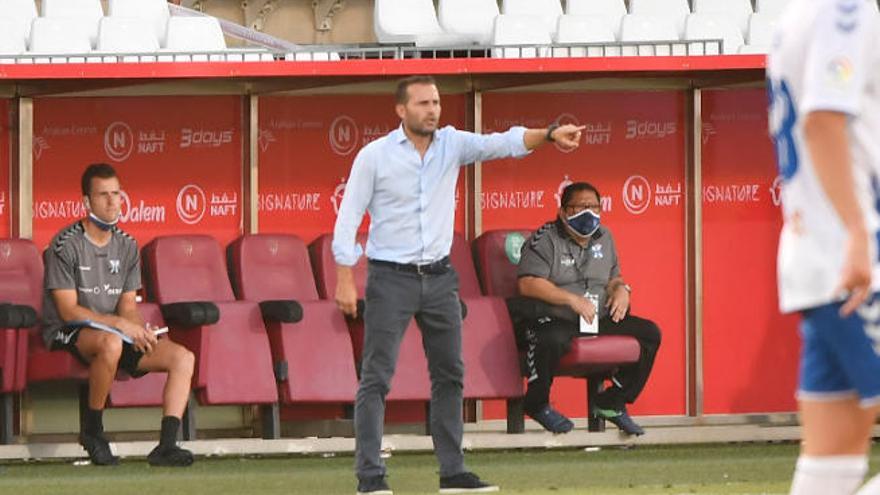 Baraja da indicaciones a sus jugadores durante el partido de ayer en Almería.