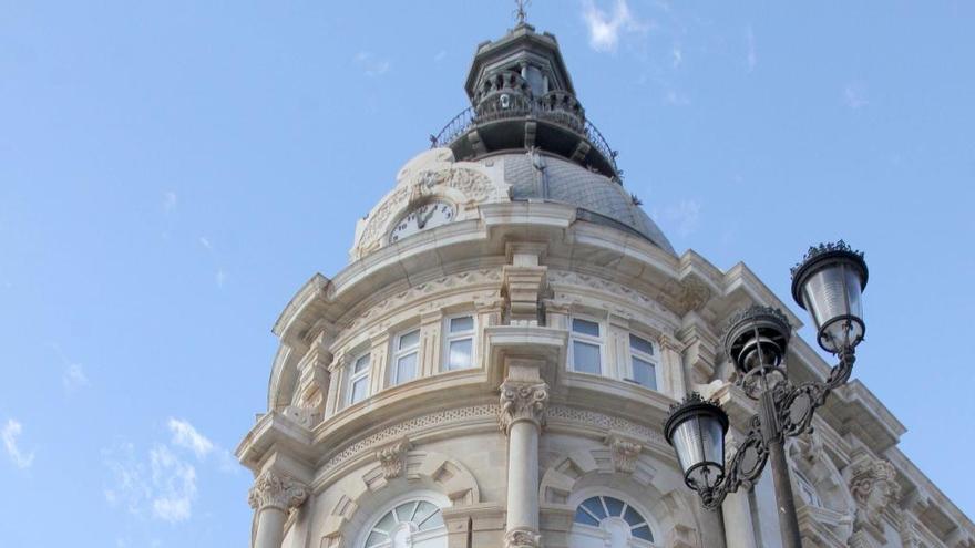 Dos turistas mayores de visita en la ciudad de Cartagena.