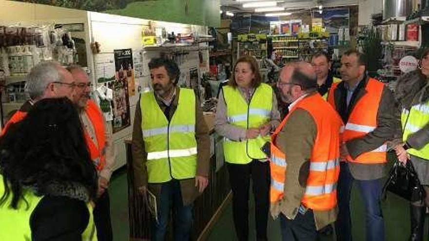 En el centro, el consejero de Desarrollo Rural, Alejandro Calvo, y la presidenta de Campoastur, Maricruz Fernández, acompañados de técnicos, socios y concejales, durante la visita a las instalaciones.