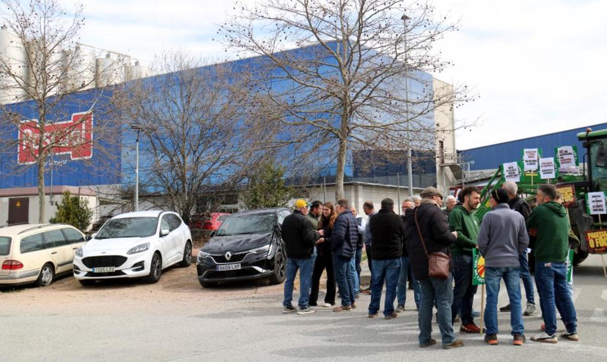 Un grup de ramaders s'ha concentrat davant la Pascual, a Gurb, per denunciar la davallada en el preu de la llet