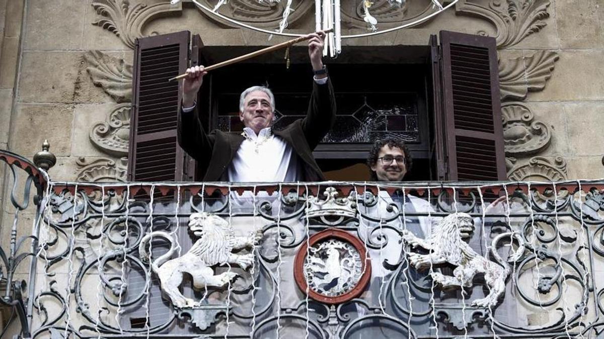 Joseba Asiron celebra en el balcón del Ayuntamiento de Pamplona.