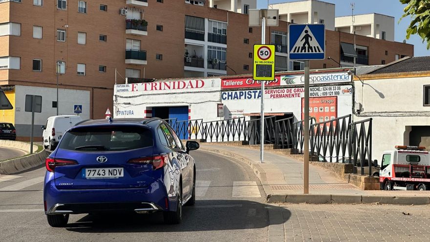Ya funciona el nuevo radar disuasorio en avenida Rodríguez Ibarra de Almendralejo