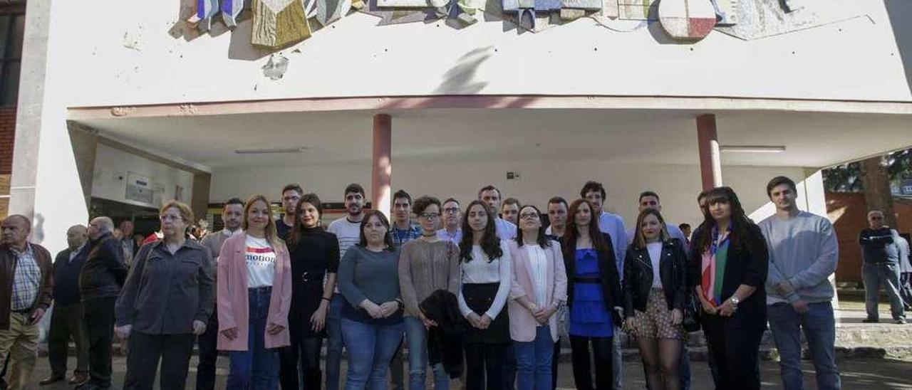 Foto de familia de los galardonados por los maestros industriales a la entrada del Centro Integrado de Formación Profesional.