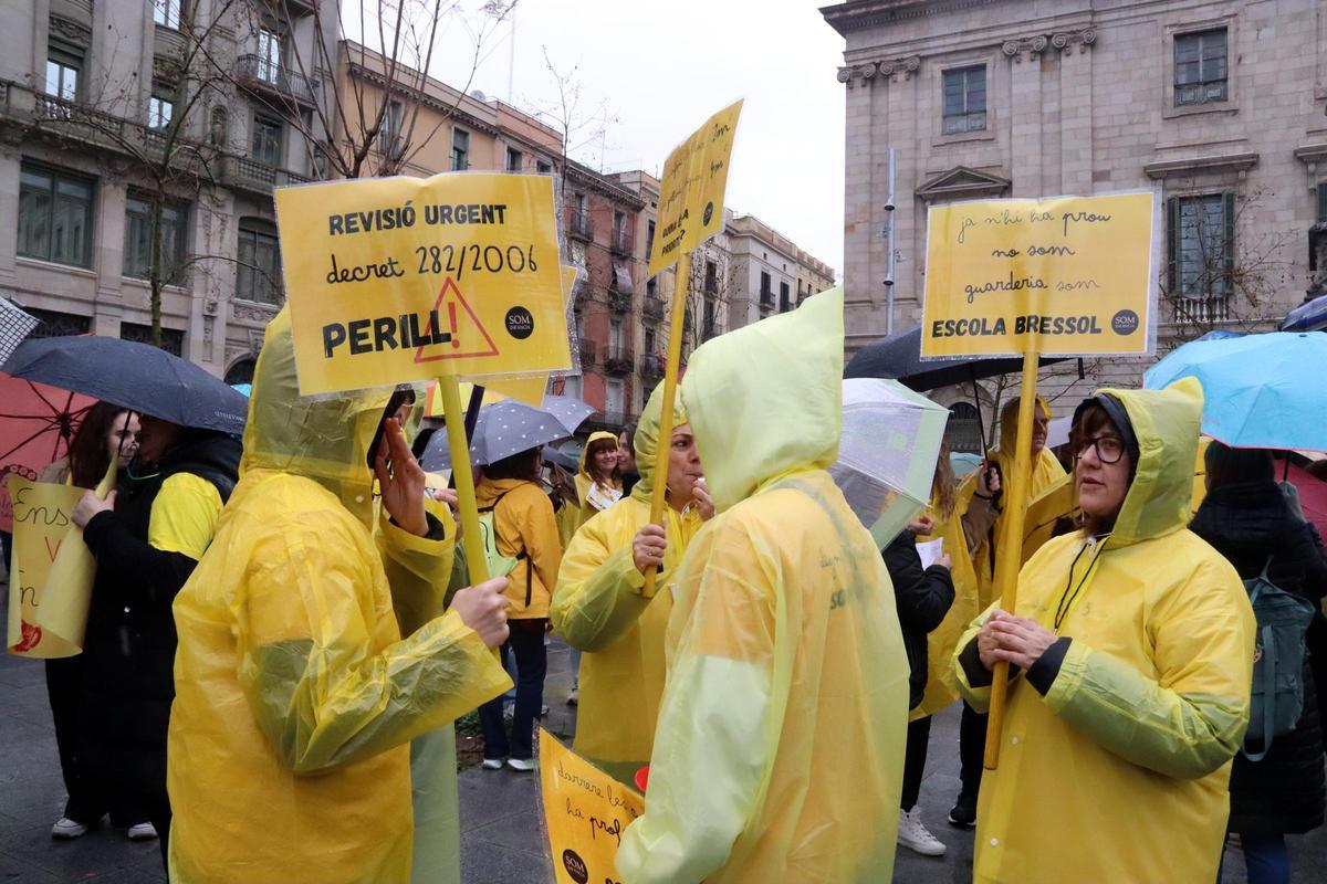 Cientos de personas se concentran en Barcelona para reclamar menos ratios y mejoras de 0 a 3 años: “No somos guardería”