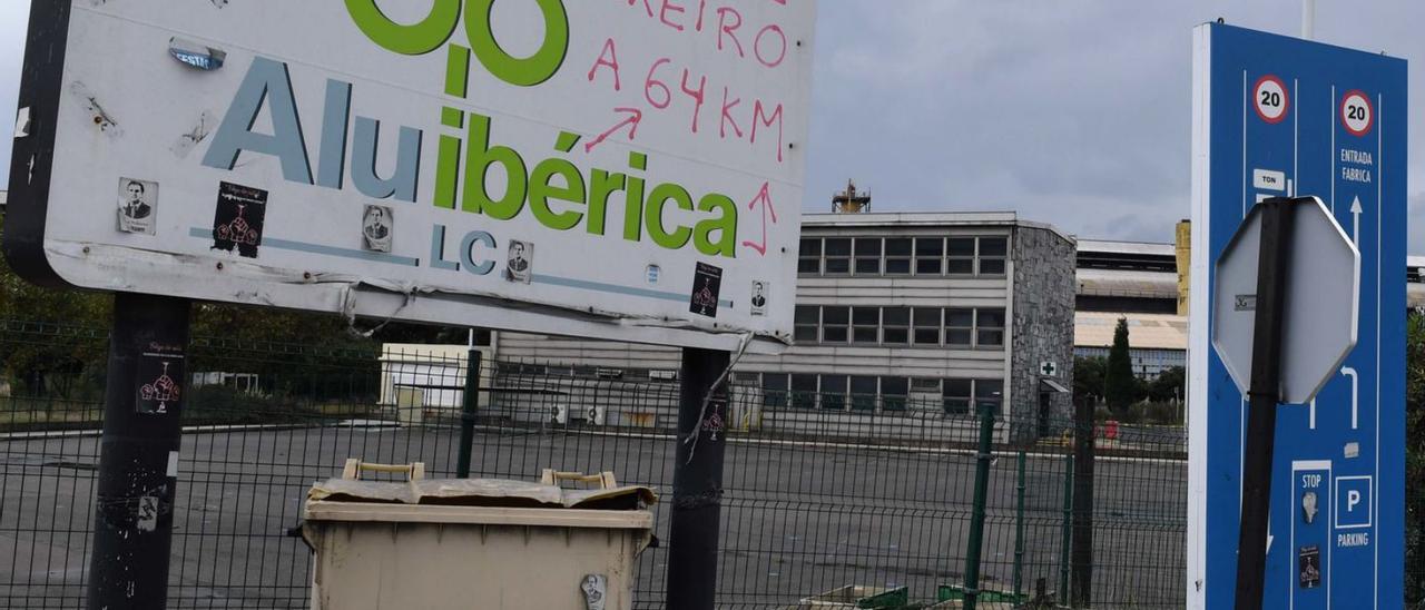 Entrada a la fábrica de Alu Ibérica en A Coruña.