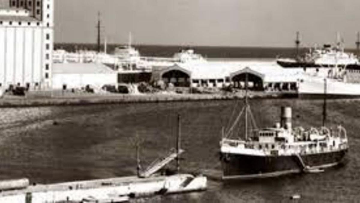 Aspecto del muelle de Puerto del Rosario, en Fuerteventura, a principios de los años 60 del pasado siglo.