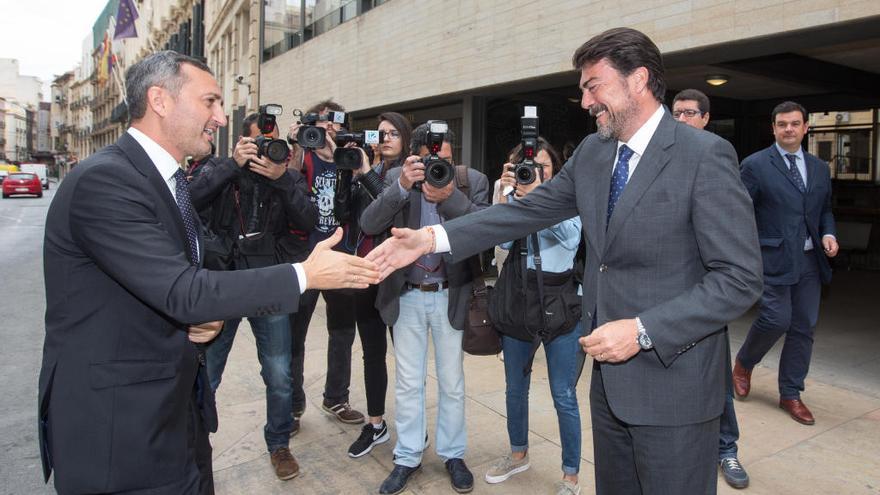 El presidente de la Diputación, César Sánchez, saluda al alcalde de Alicante, Luis Barcala, antes de la reunión entre ambos en el despacho de Alcaldía.