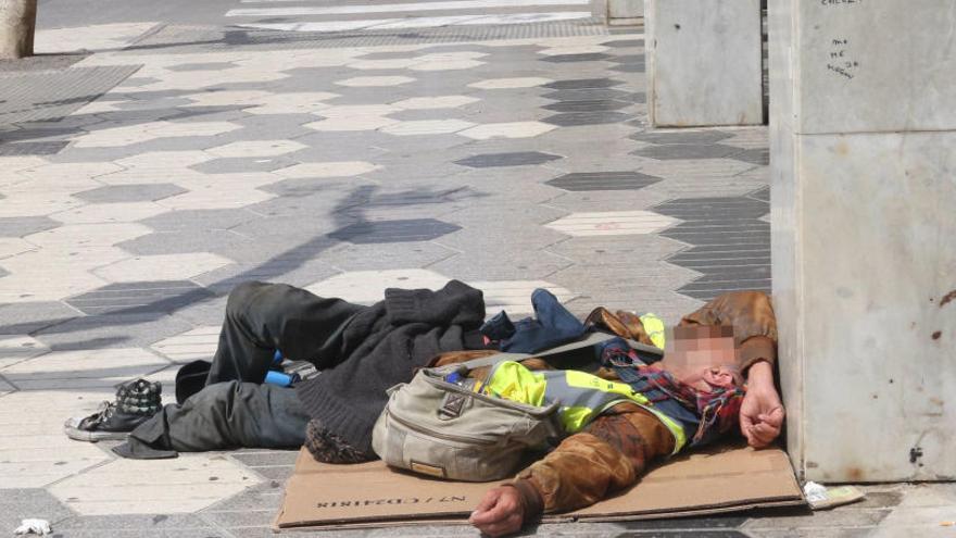 Un sintecho en las calles del centro de Ibiza