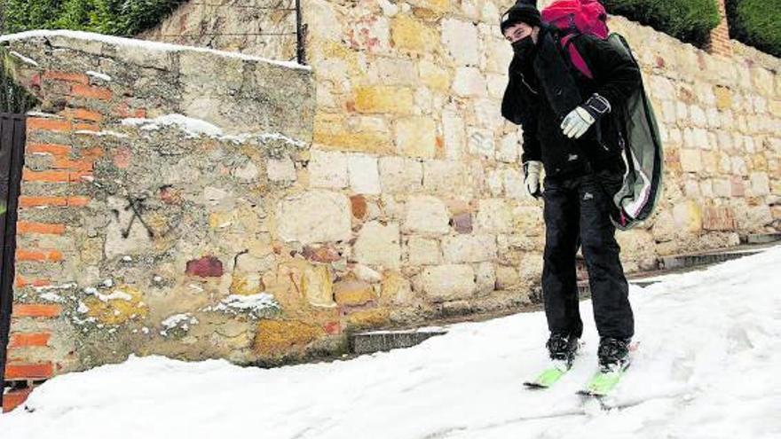 Un zamorano baja esquiando por una cuesta de la ciudad. | Jose Luis Fernández