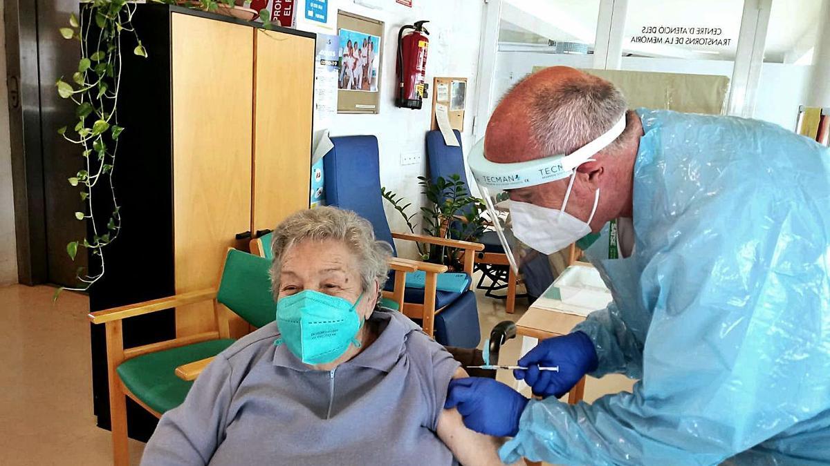 El enfermero José Antonio Espejo administra la vacuna a Antònia Muntaner, de 86 años.