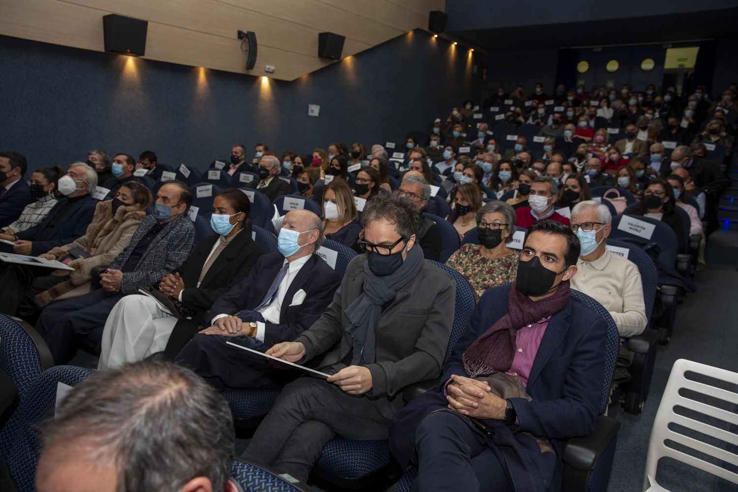 Toni Cabot presenta en el Club INFORMACIÓN el libro en el que plasma los perfiles de 40 personalidades de Alicante