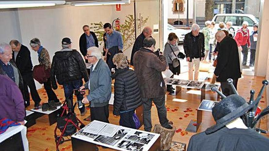 L&#039;exposició «L&#039;Església de sotabosc» incorpora fotografies, textos i símbols relacionats amb Jesús Huguet