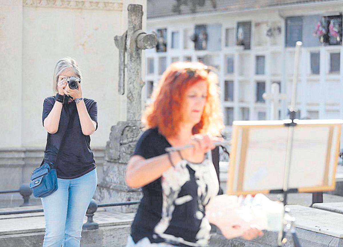 Una de las participantes es fotografiada mientras trabaja.