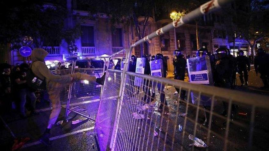 Los Mossos actúan para contener a manifestantes radicales en la Delegación del Gobierno