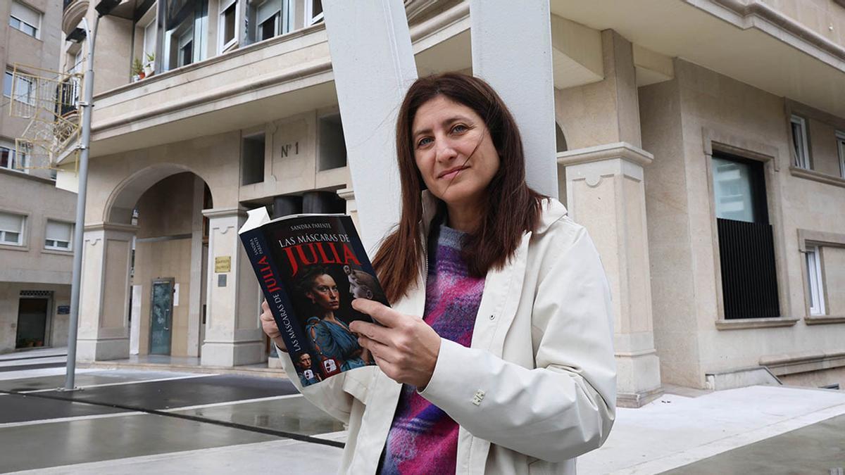 Sandra Parente, con un ejemplar de su nueva novela.