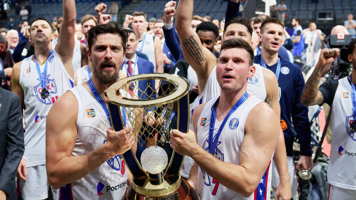 Igor Astapkovic e Ivan Ujov levantan la pasada Supercopa VTB